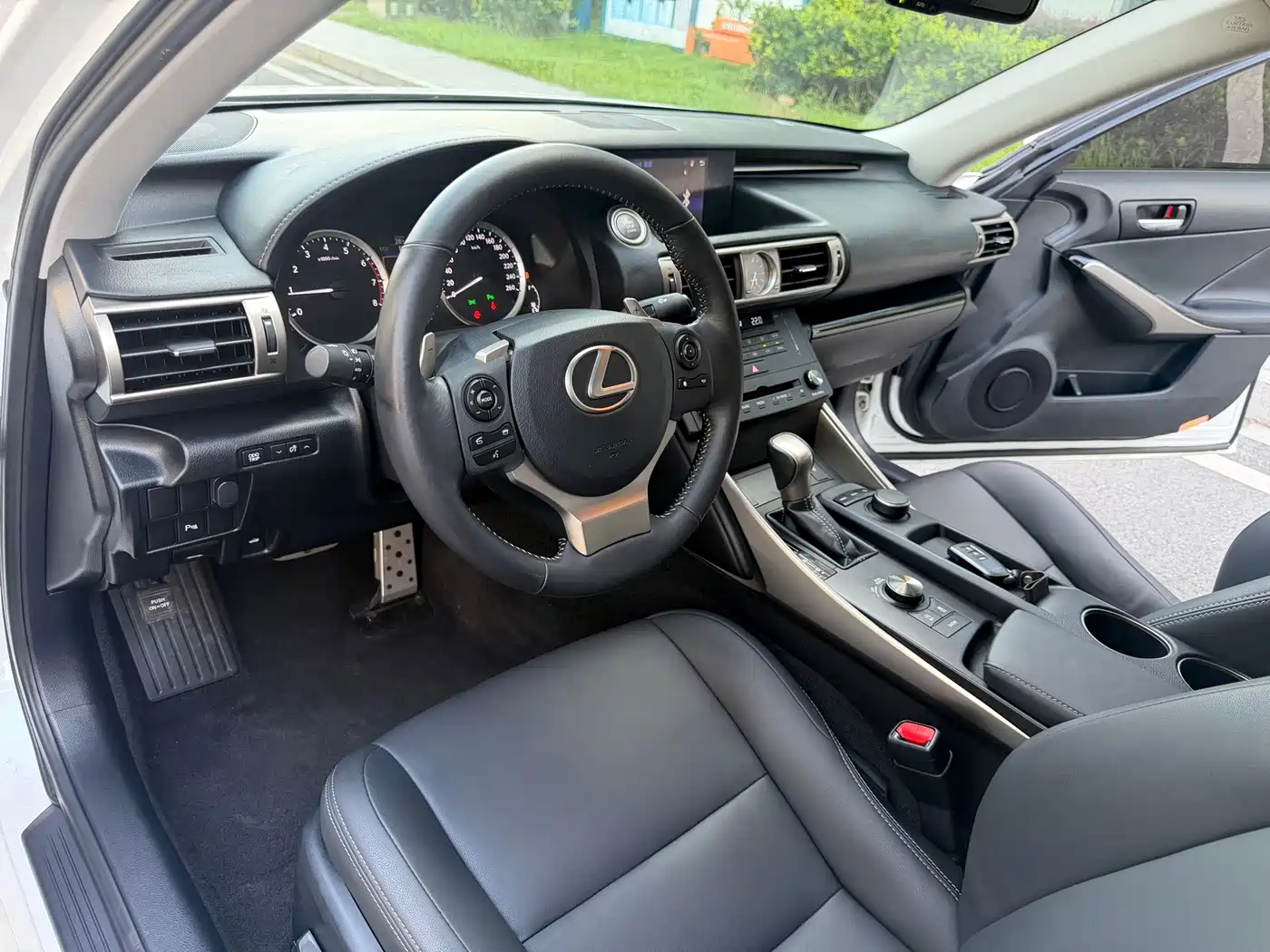 Photo 9 - Lexus IS