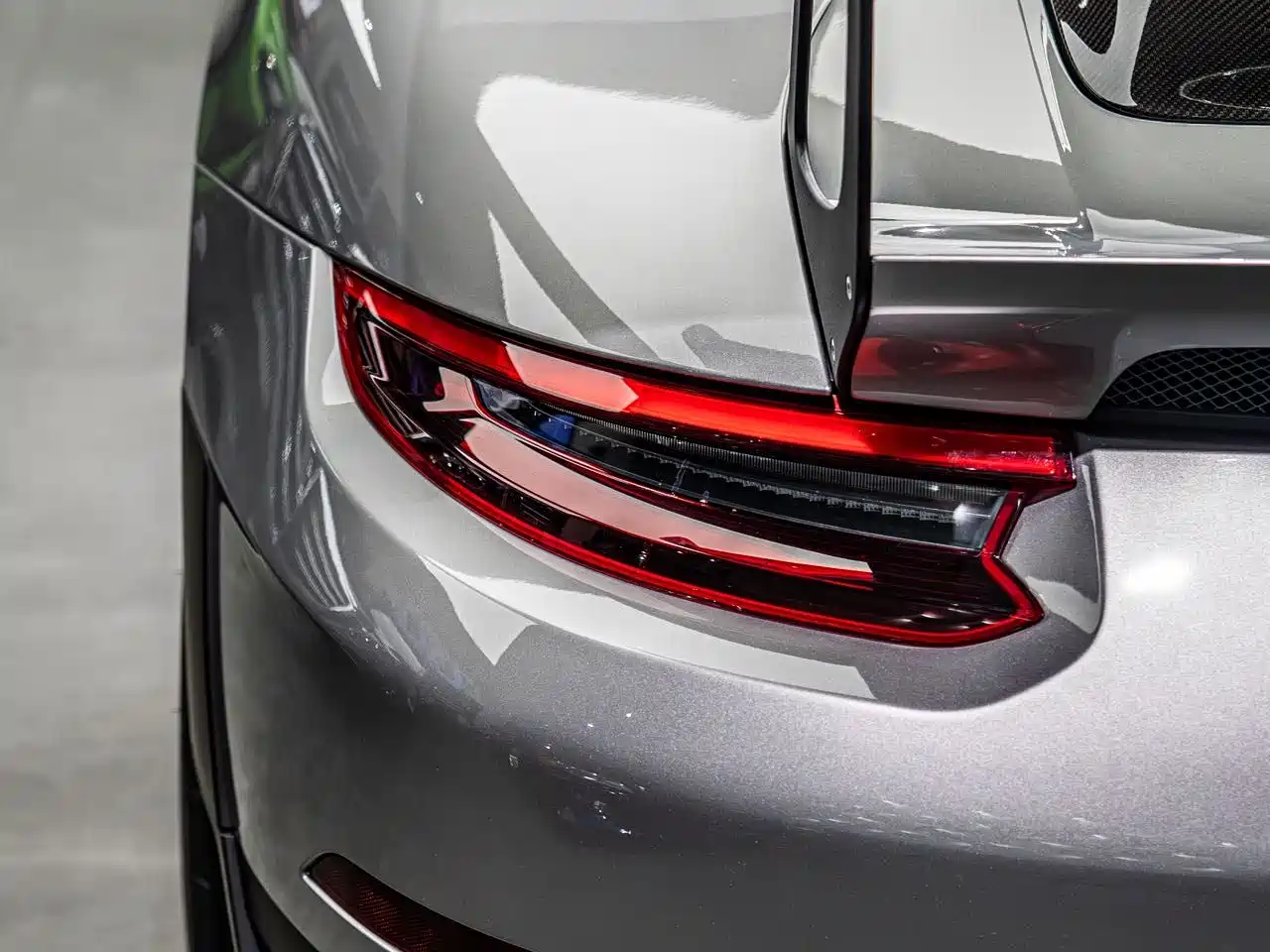 Porsche 911 2018 GT2 RS 3.8T фото 3