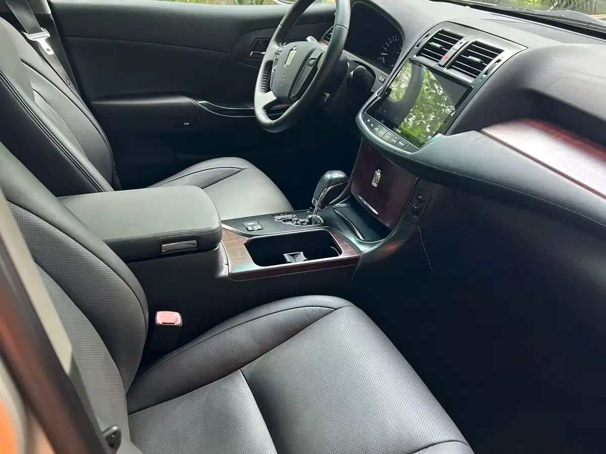 Toyota Crown 2010 2.5L Royal Leather Edition фото 5