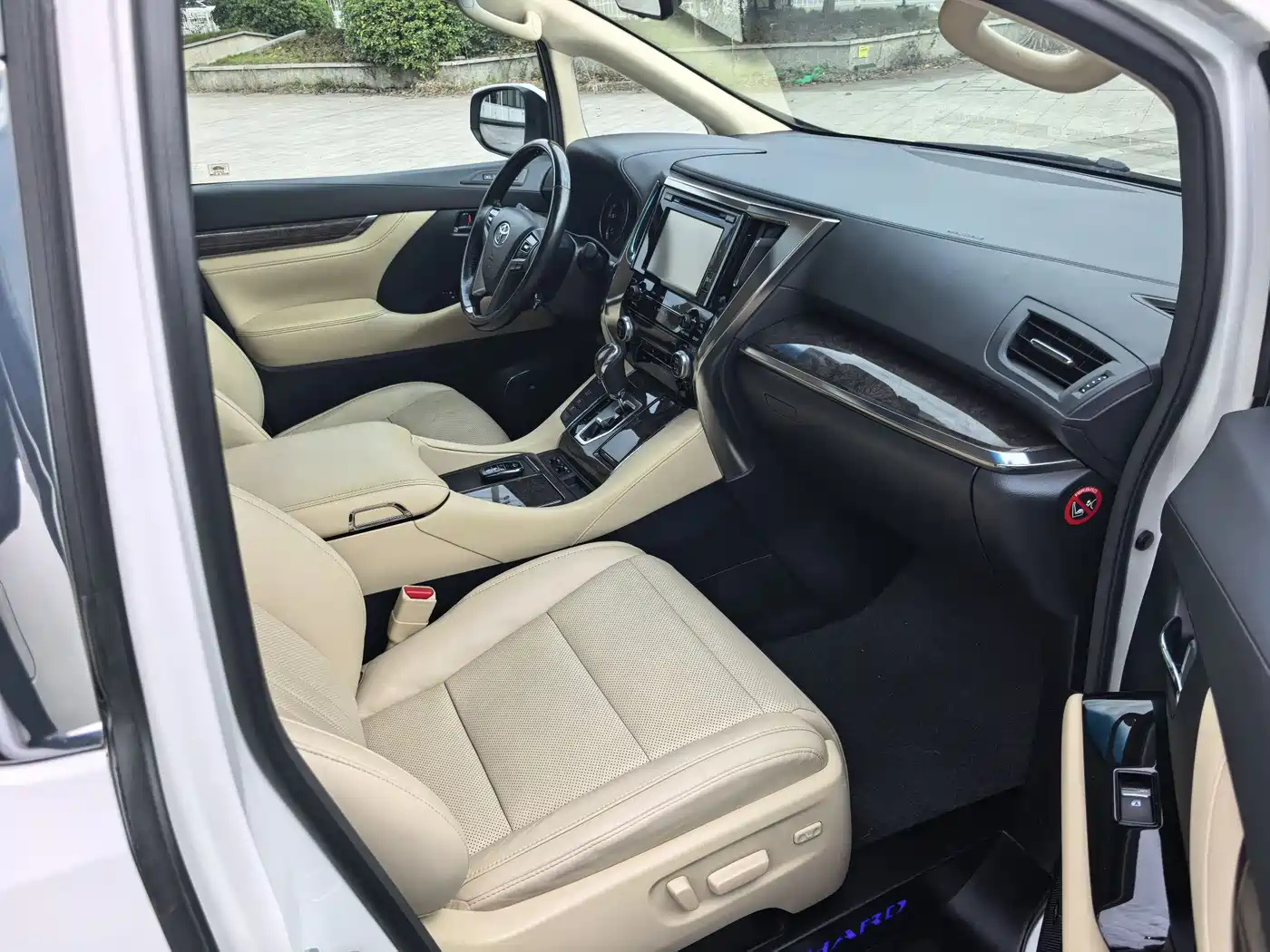 Toyota Alphard 2019 Hybrid 2.5L Premium Edition фото 4