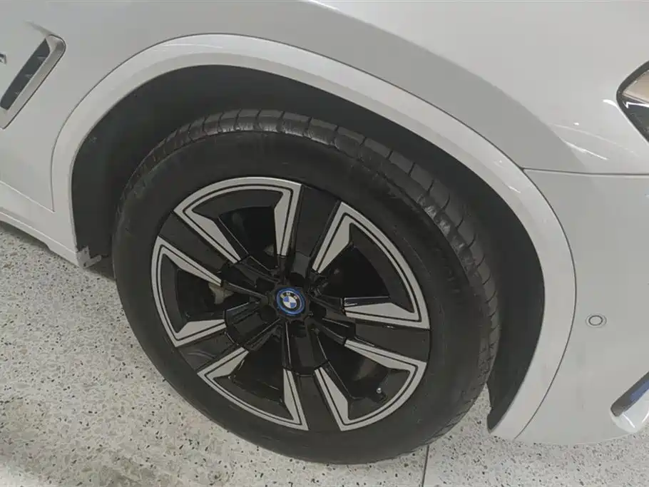 BMW iX3 2022 Leading Edition фото 6