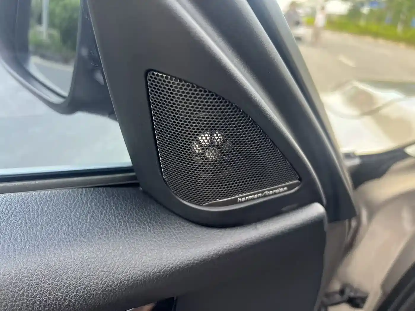 BMW 3 Series 2018 318Li фото 12