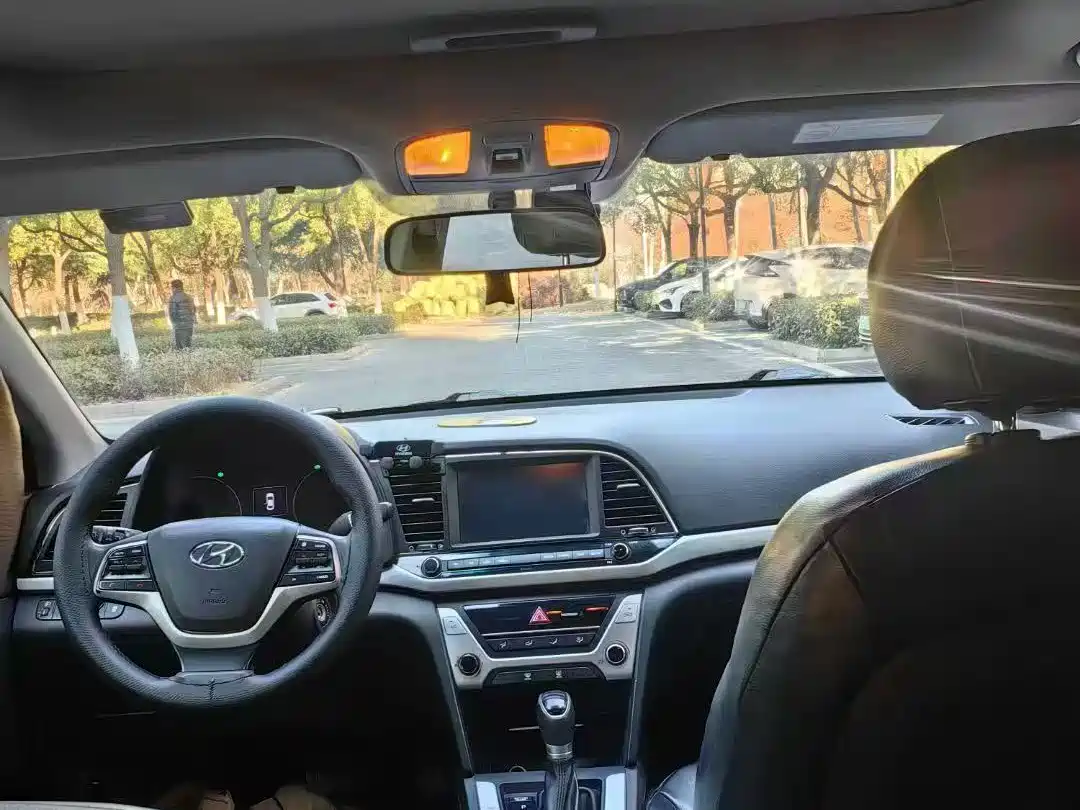 Hyundai Elantra 2016 Model 1.6L Automatic Smart Elite фото 9