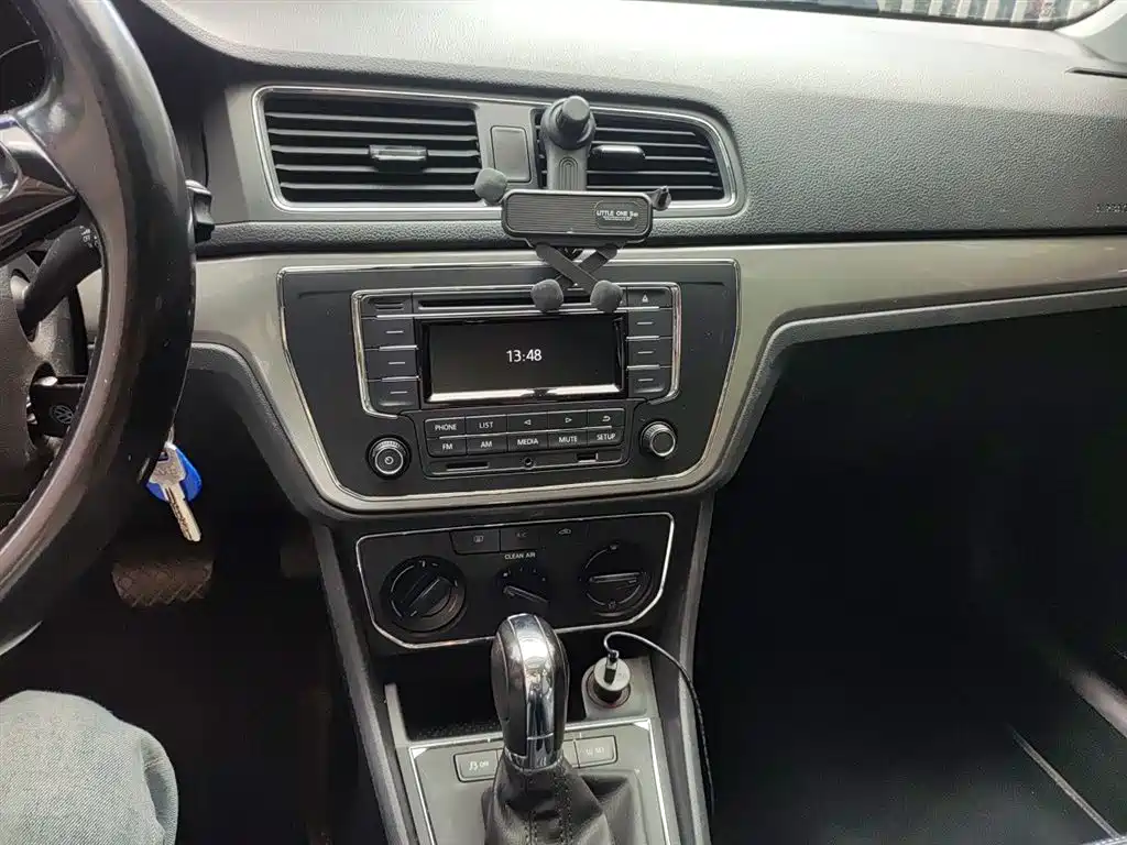 Volkswagen Lavida 2015 1.6L Automatic Comfort Edition фото 6