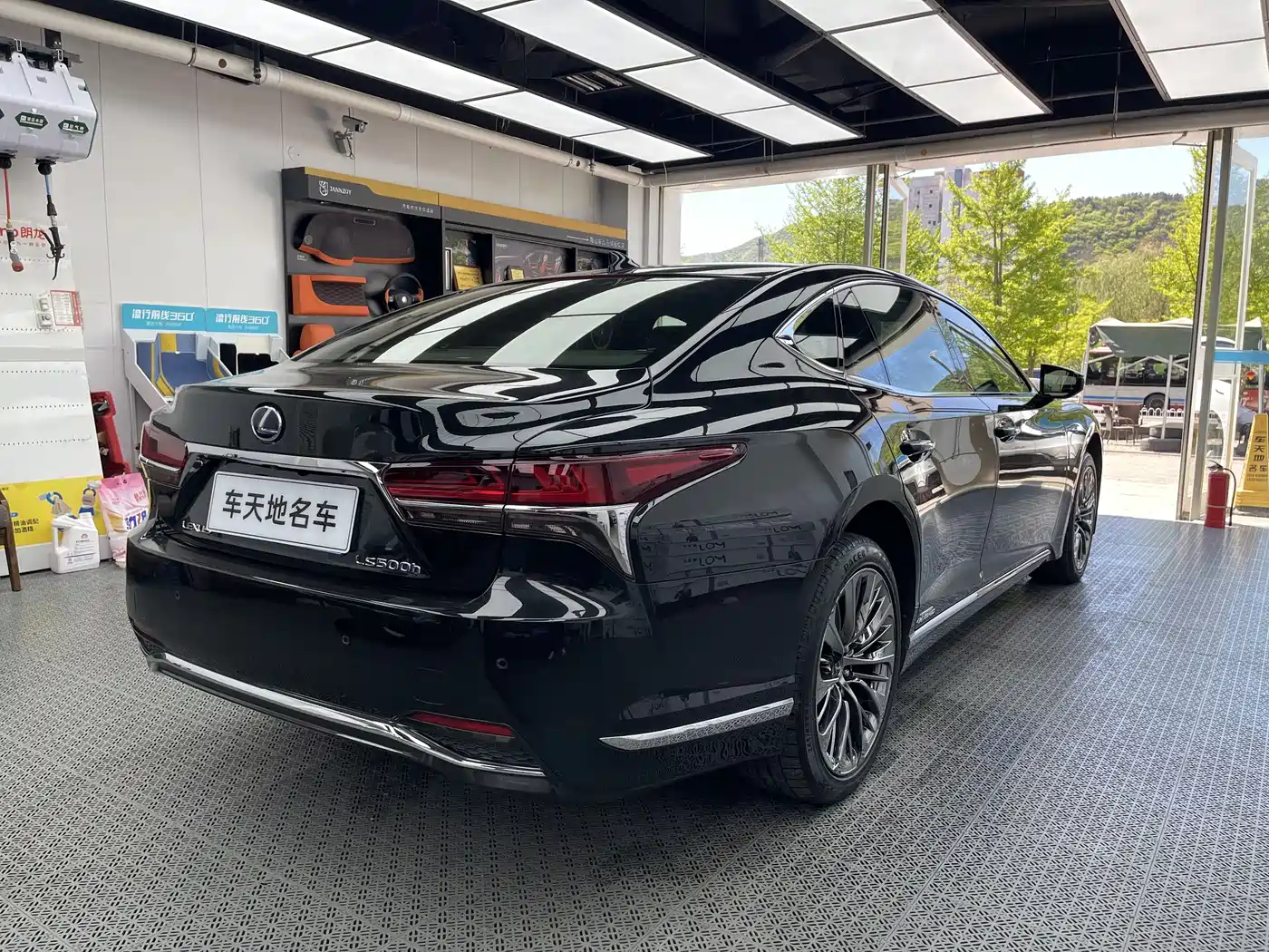Lexus LS 2018 500h Executive Edition China V фото 12