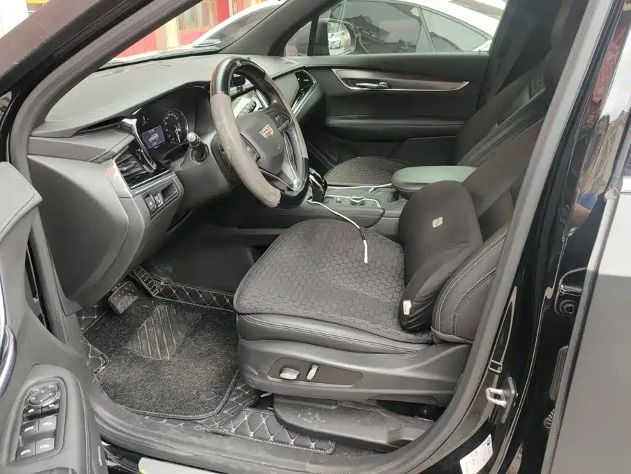 Photo 9 - Cadillac XT6
