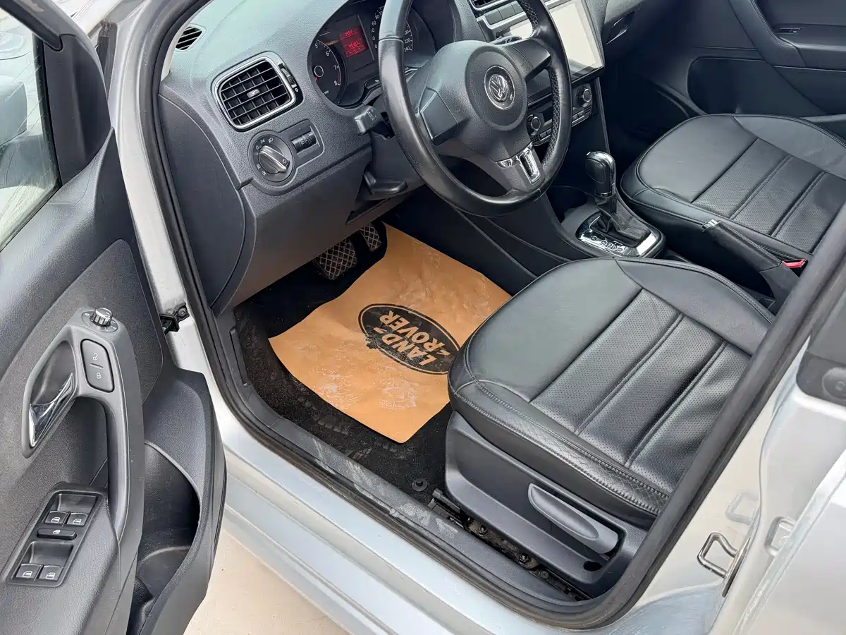 Volkswagen Polo 2011 1.4L Automatic Cool Edition фото 7