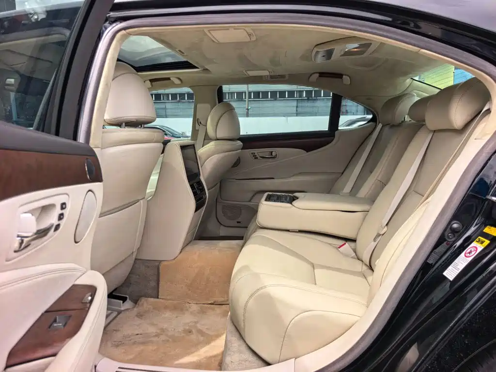 Фото 12 - Lexus LS