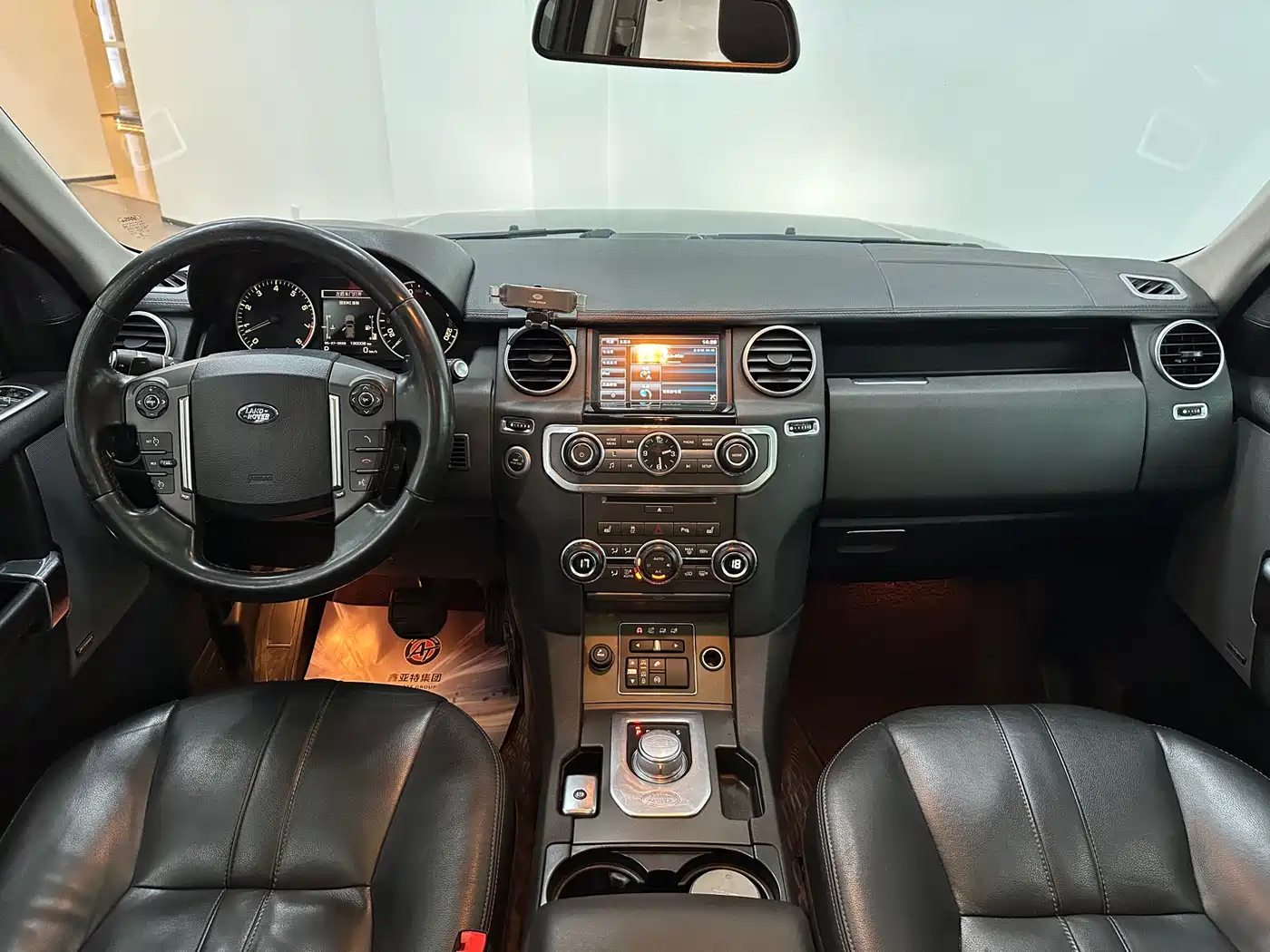 Land Rover Discovery 2015 3.0 SC V6 HSE фото 19