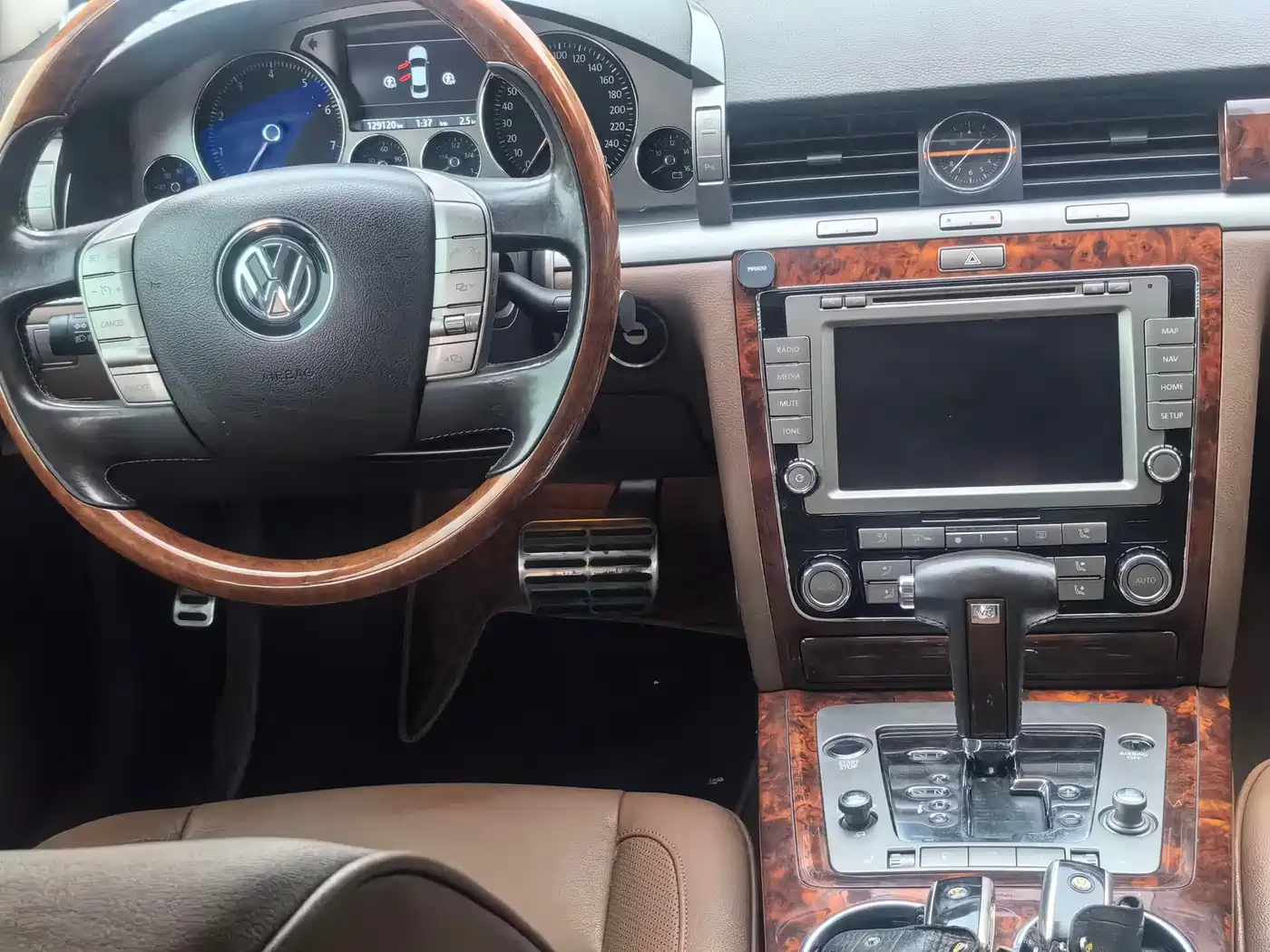 Volkswagen Phaeton 2011 3.6L V6 5-seat Extended Business Edition фото 6