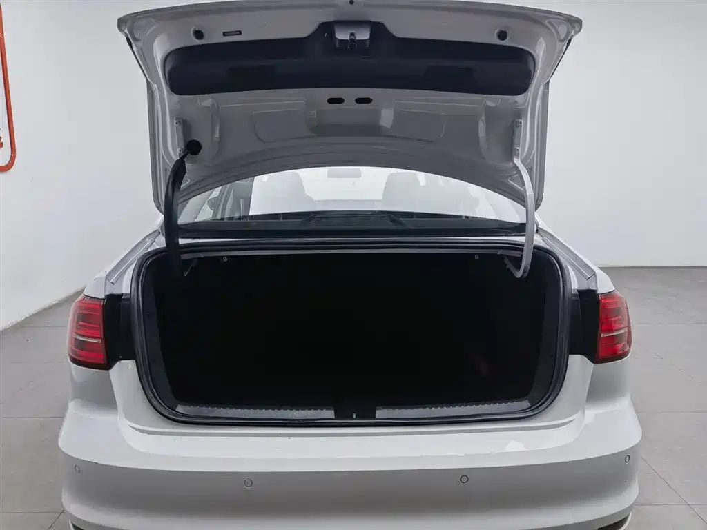 Volkswagen Sagitar 2018 280TSI DSG Spark Edition фото 16