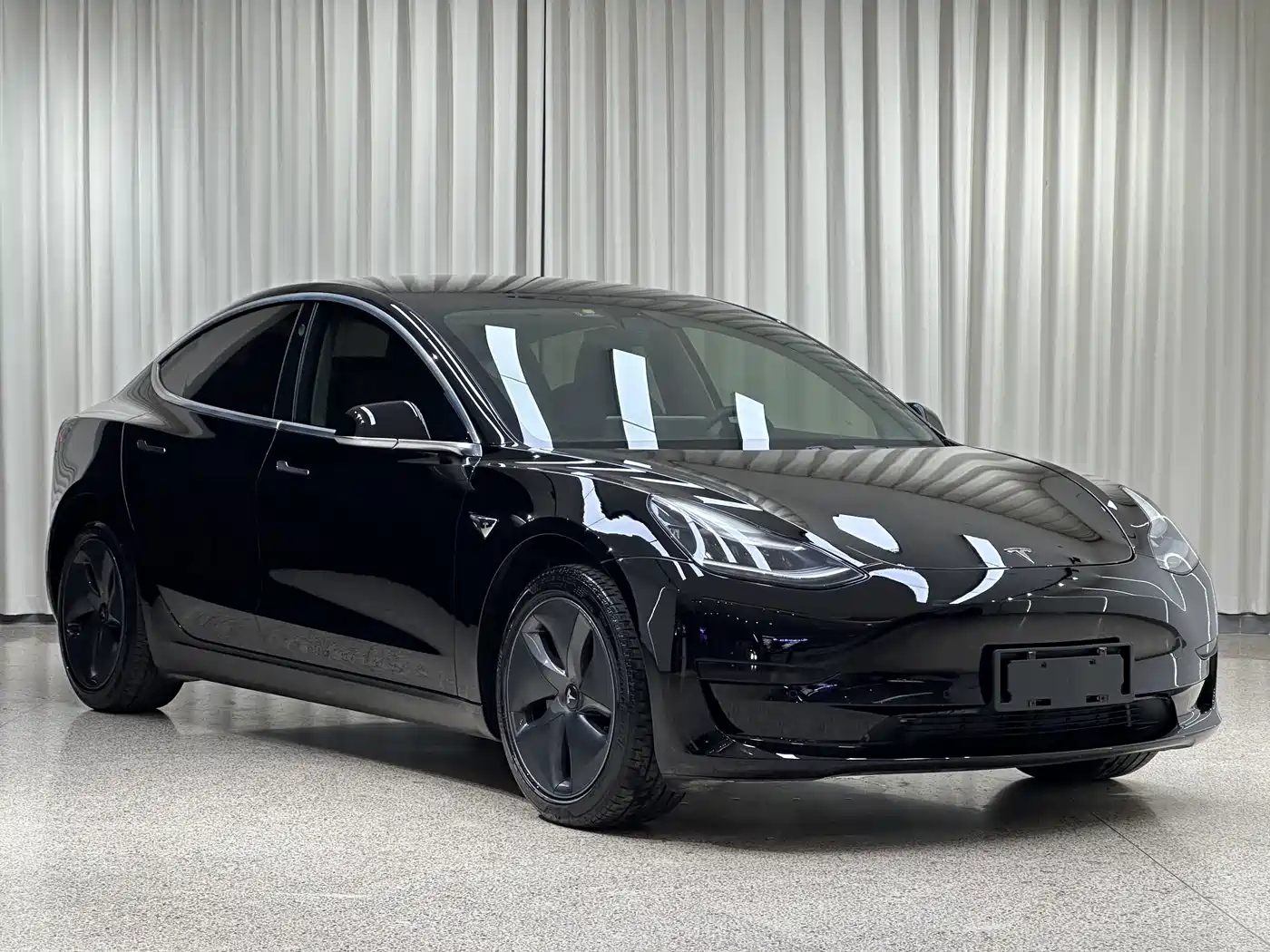 Фото 3 - Tesla Model 3