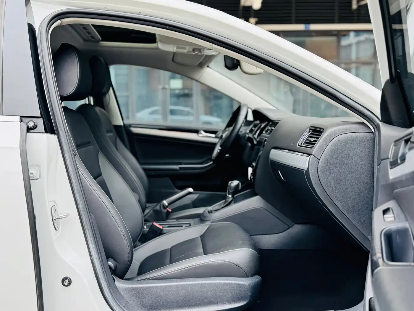 Volkswagen Sagitar 2018 1.6L Automatic Comfort фото 13