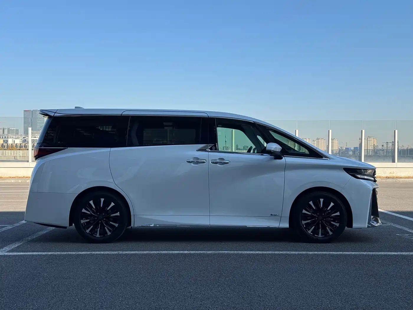 Toyota Vellfire 2024 Crown Hybrid 2.5L Executive Premium Edition фото 3
