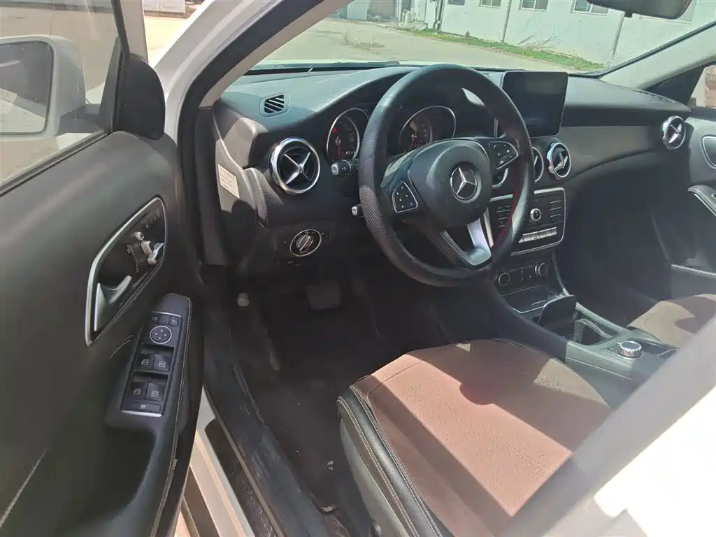 Mercedes-Benz GLA 2018 GLA 200 Dynamic фото 12