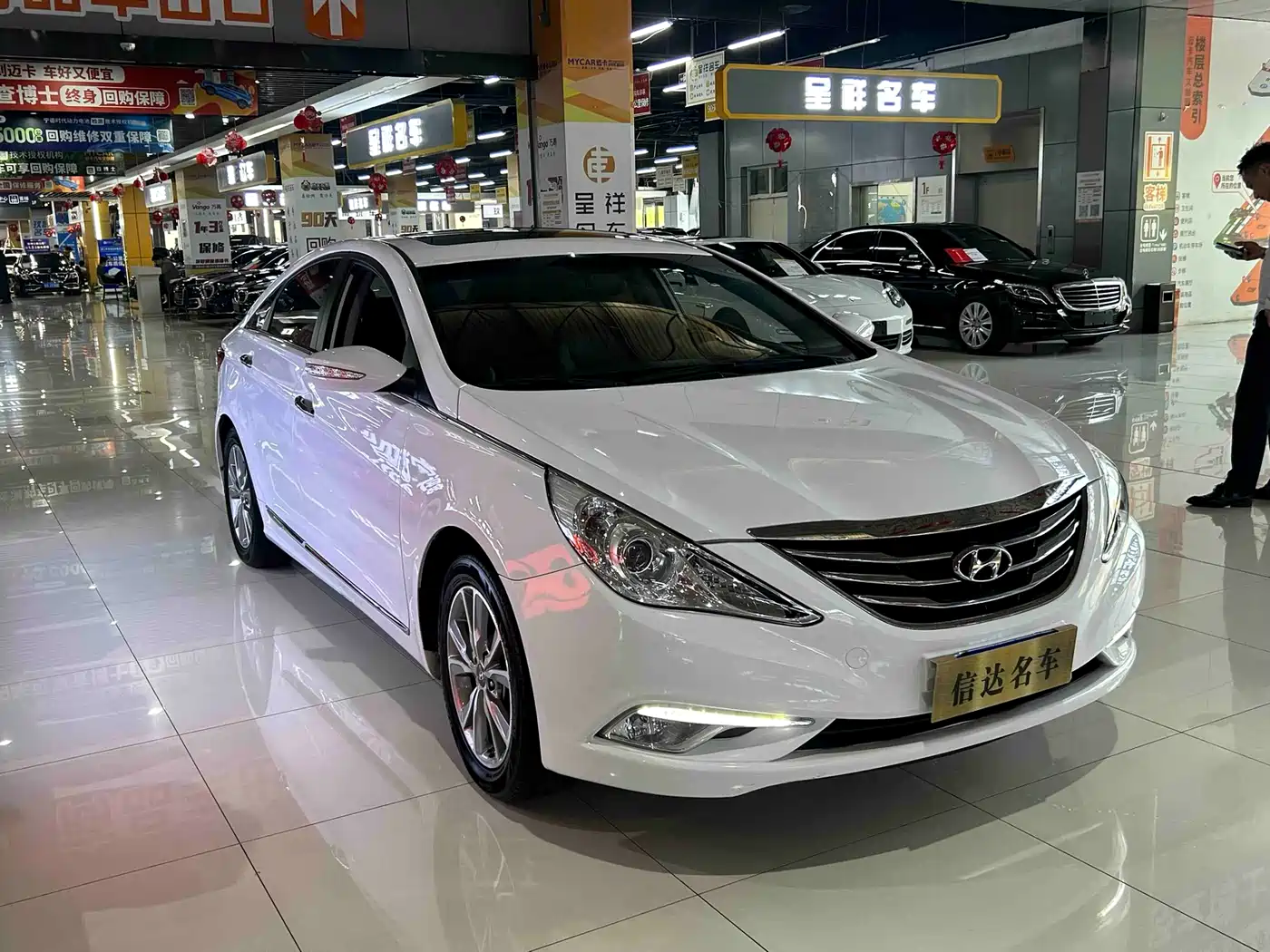 Hyundai Sonata 2014 2.0L Automatic Luxury фото 3
