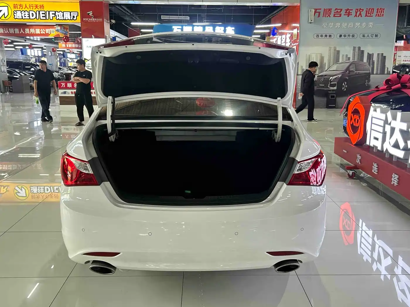 Hyundai Sonata 2014 2.0L Automatic Luxury фото 16