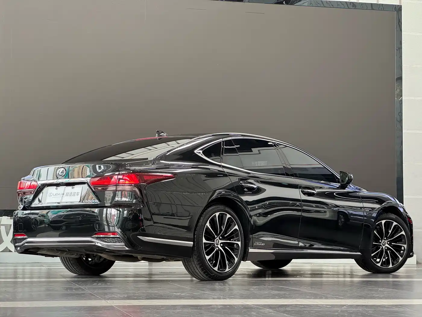 Lexus LS 2021 500h Executive Edition фото 6