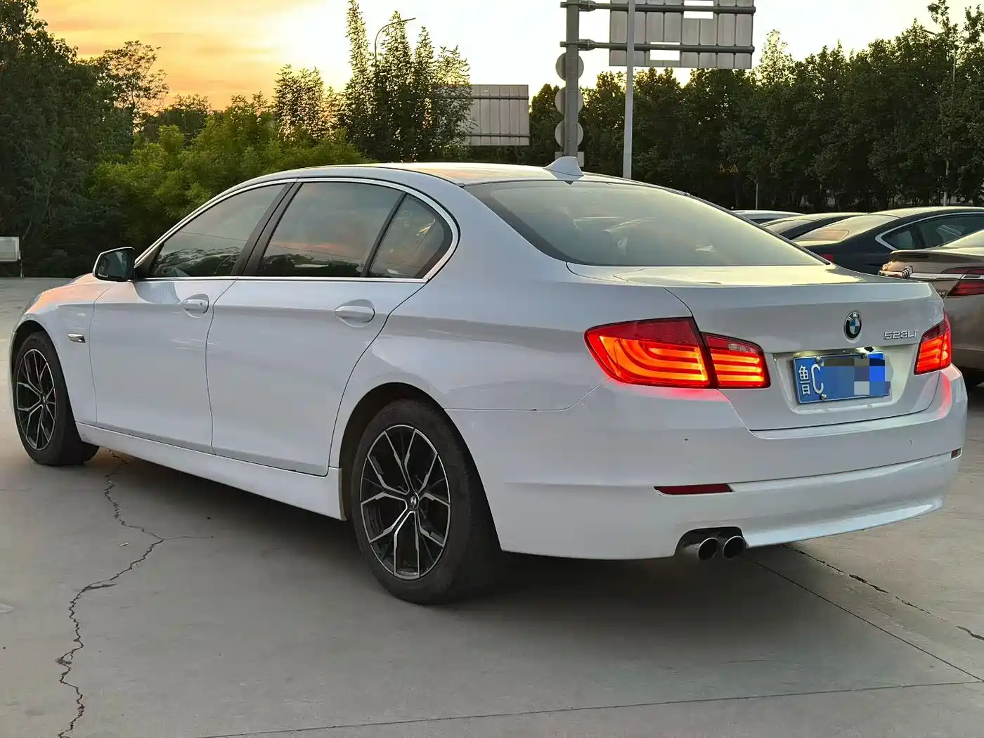 BMW 5 Series 2011 523Li Luxury фото 3