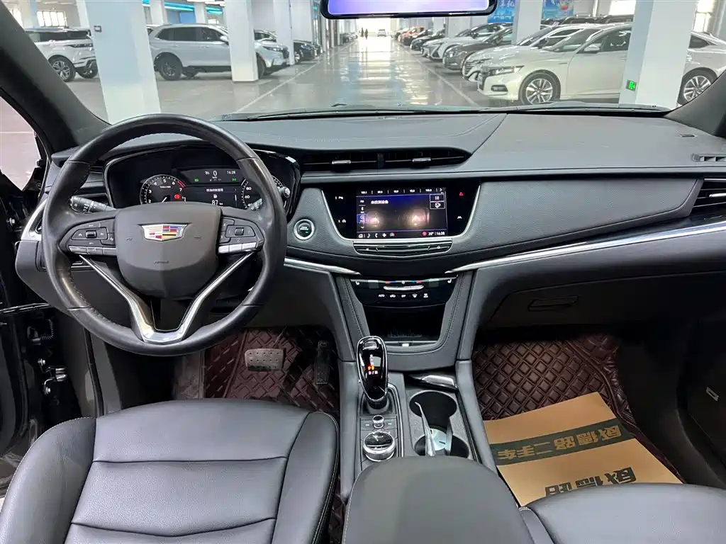CADILLAC XT6