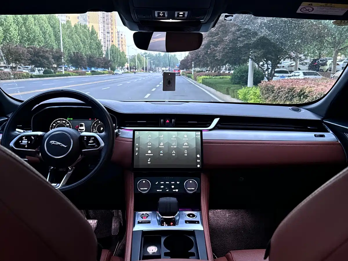 Jaguar F-PACE 2021 250PS R-Dynamic S фото 4