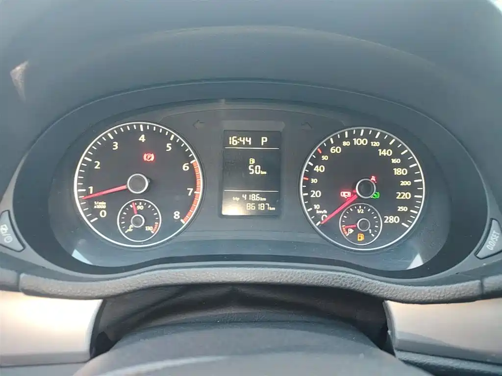 Volkswagen Passat 2014 1.8TSI DSG Luxury Edition фото 12