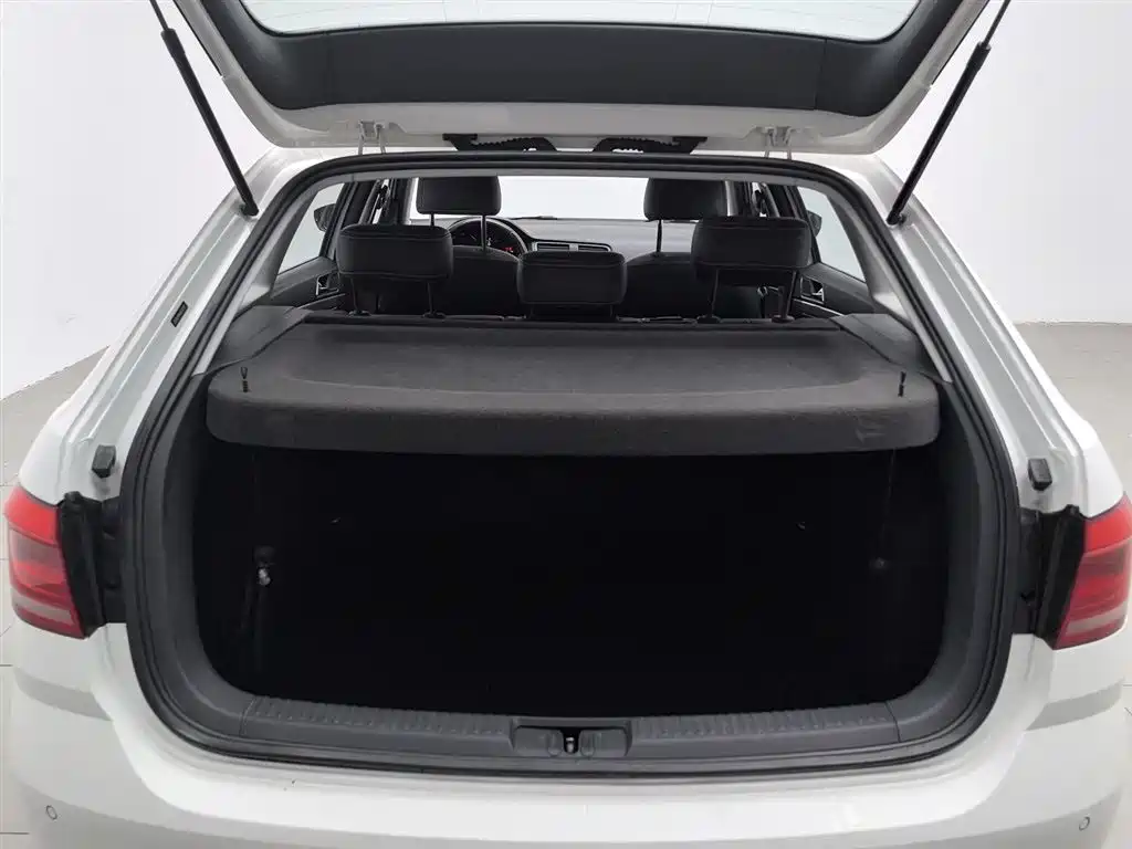 Volkswagen Lavida Tour 2015 1.6L Automatic Comfort Edition фото 16