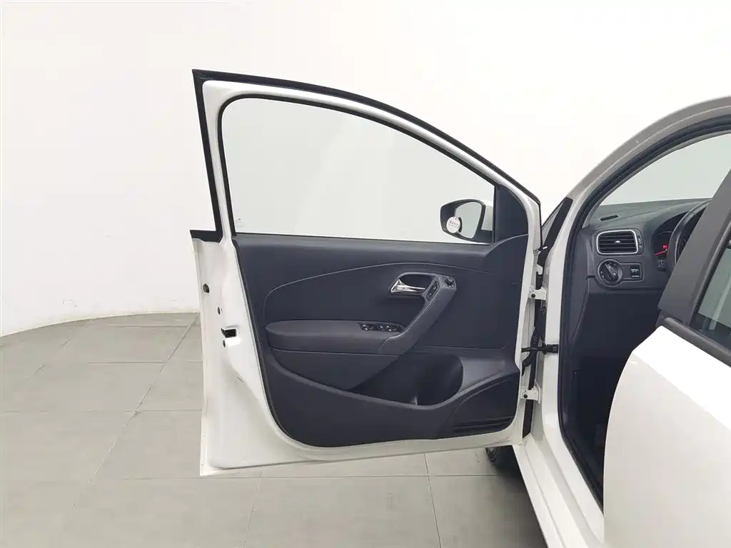 Volkswagen Polo 2016 1.6L Automatic Comfort фото 8