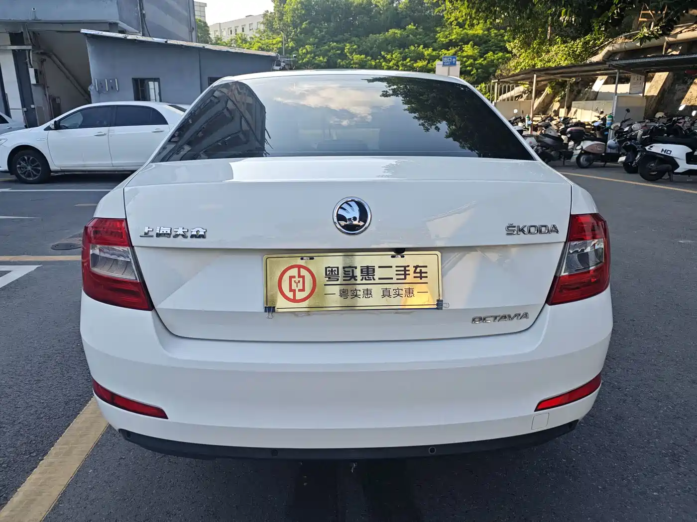 Škoda Octavia 2017 1.6L Automatic Pioneer Edition фото 4