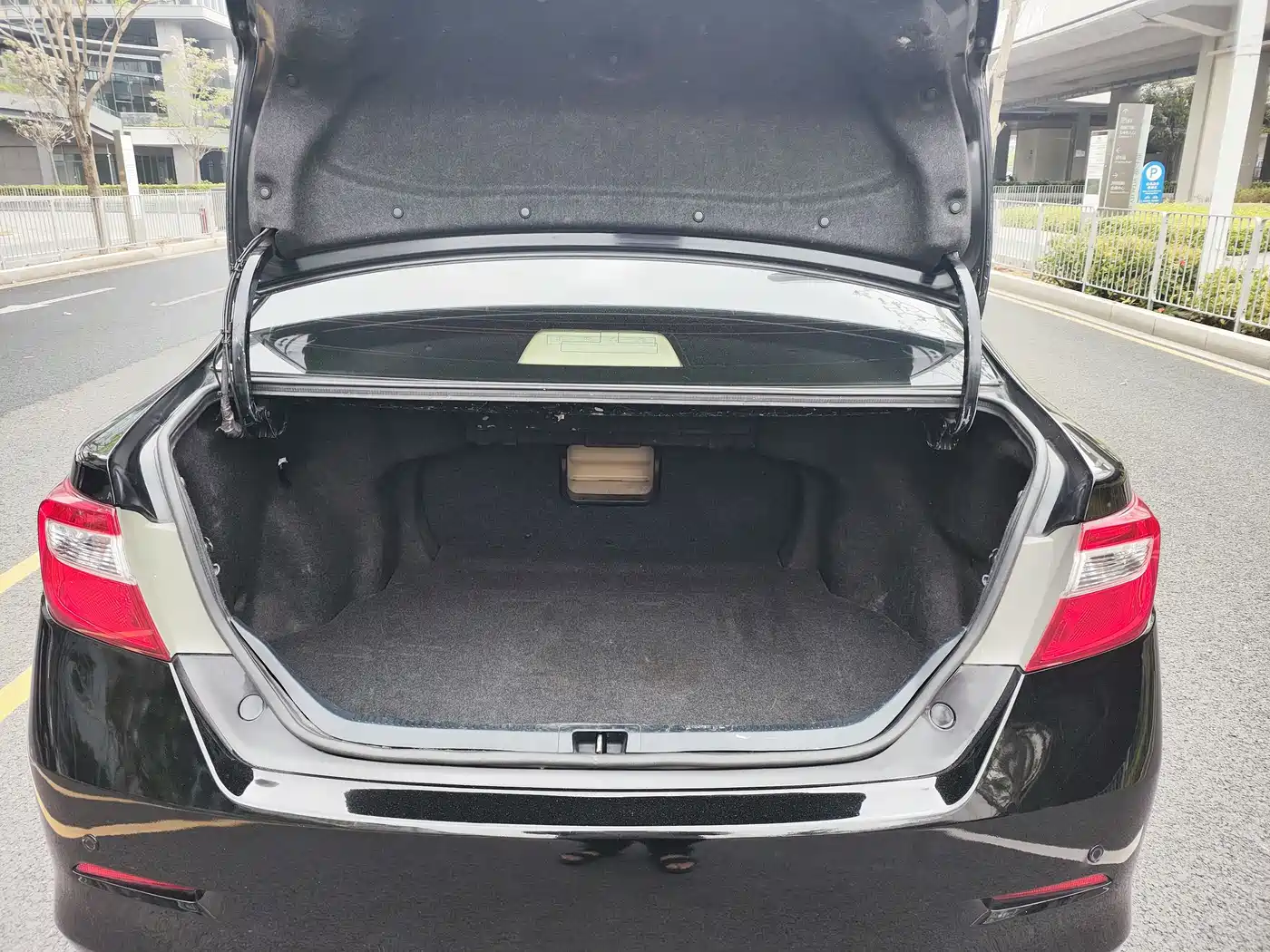 Toyota Camry 2012 2.5V Premium Navigation Edition фото 14