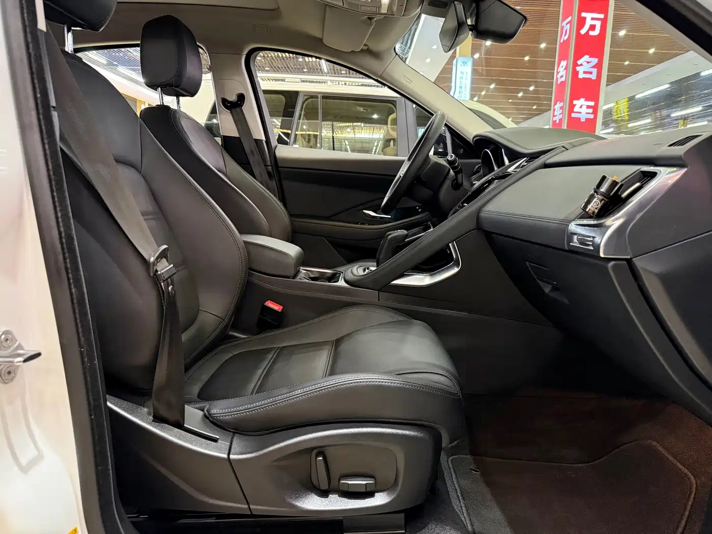 Фото 28 - Jaguar E-PACE
