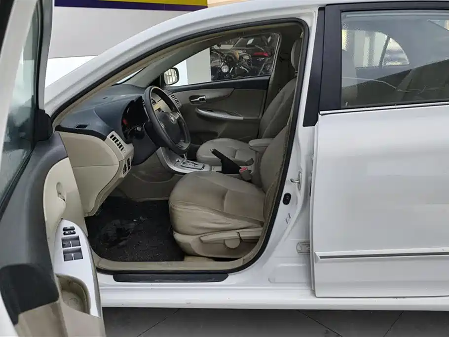 Toyota Corolla 2013 Special Edition 1.8L CVT Ultimate Cool GL-i фото 9