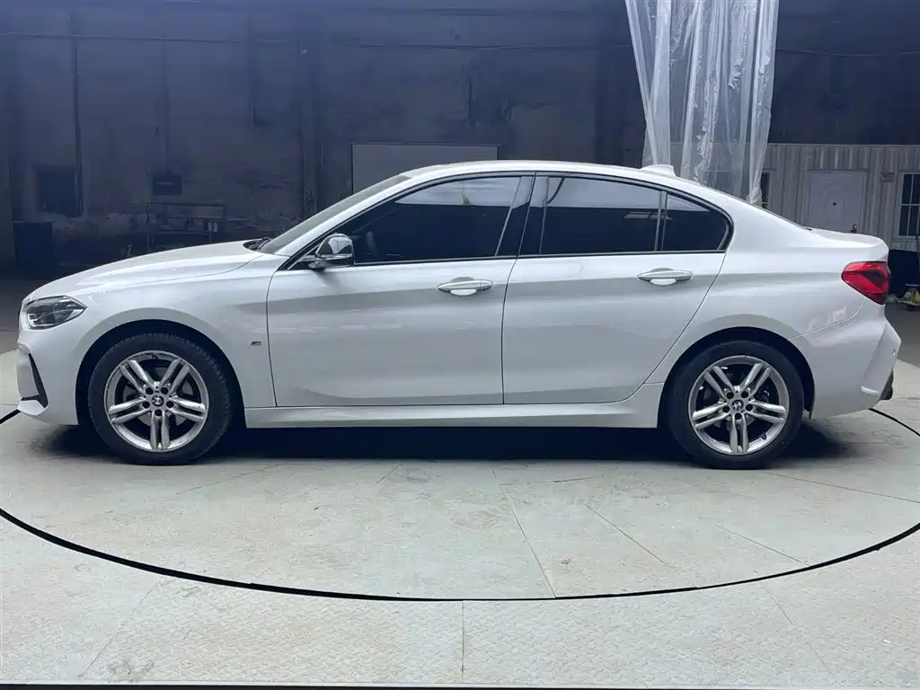 BMW 1 Series 2022 120i M Sport Shadow Edition фото 8