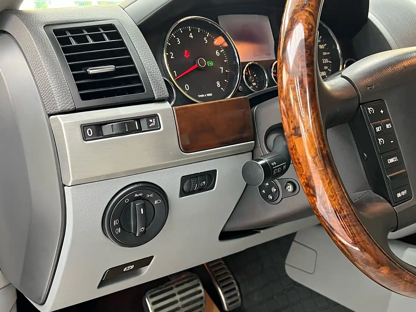 Volkswagen Touareg 2007 4.2L Premium фото 17