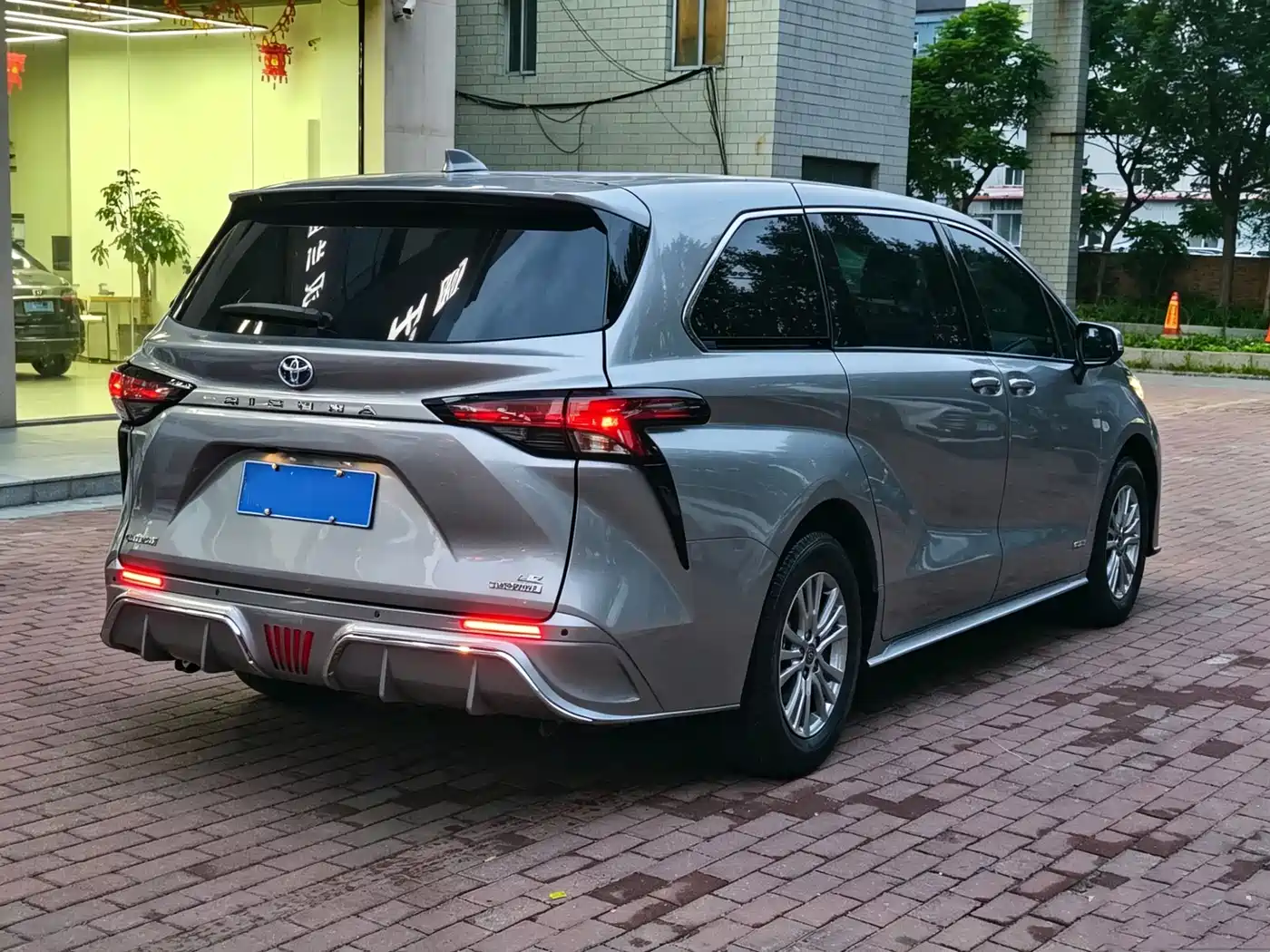 Toyota Sienna 2021 2.5L Hybrid Comfort Edition фото 6