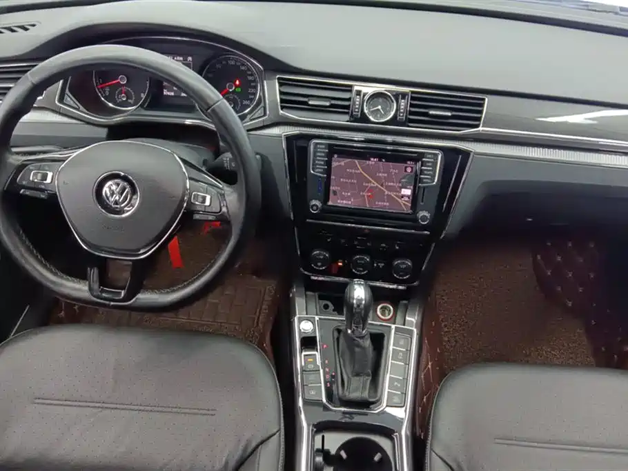 Volkswagen Passat 2017 330TSI DSG Luxury фото 12