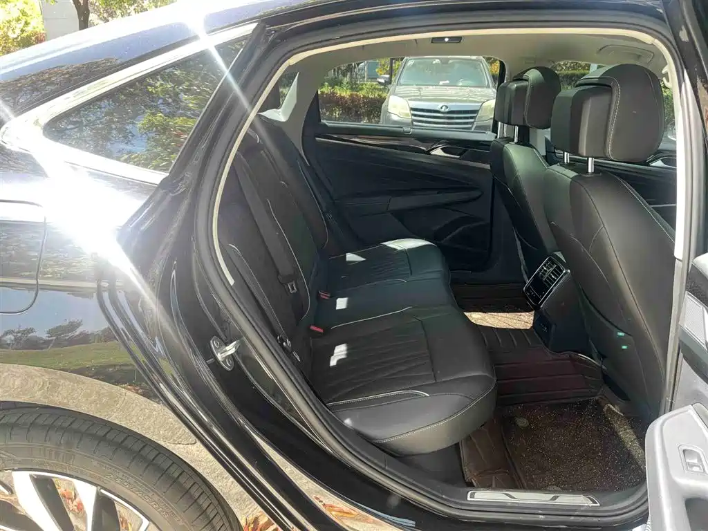 Volkswagen Passat 2022 330TSI Starlight Luxury Edition фото 18