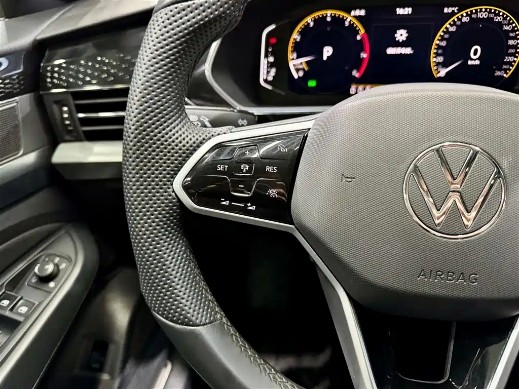 Volkswagen Passat 2024 380TSI Luxury фото 24