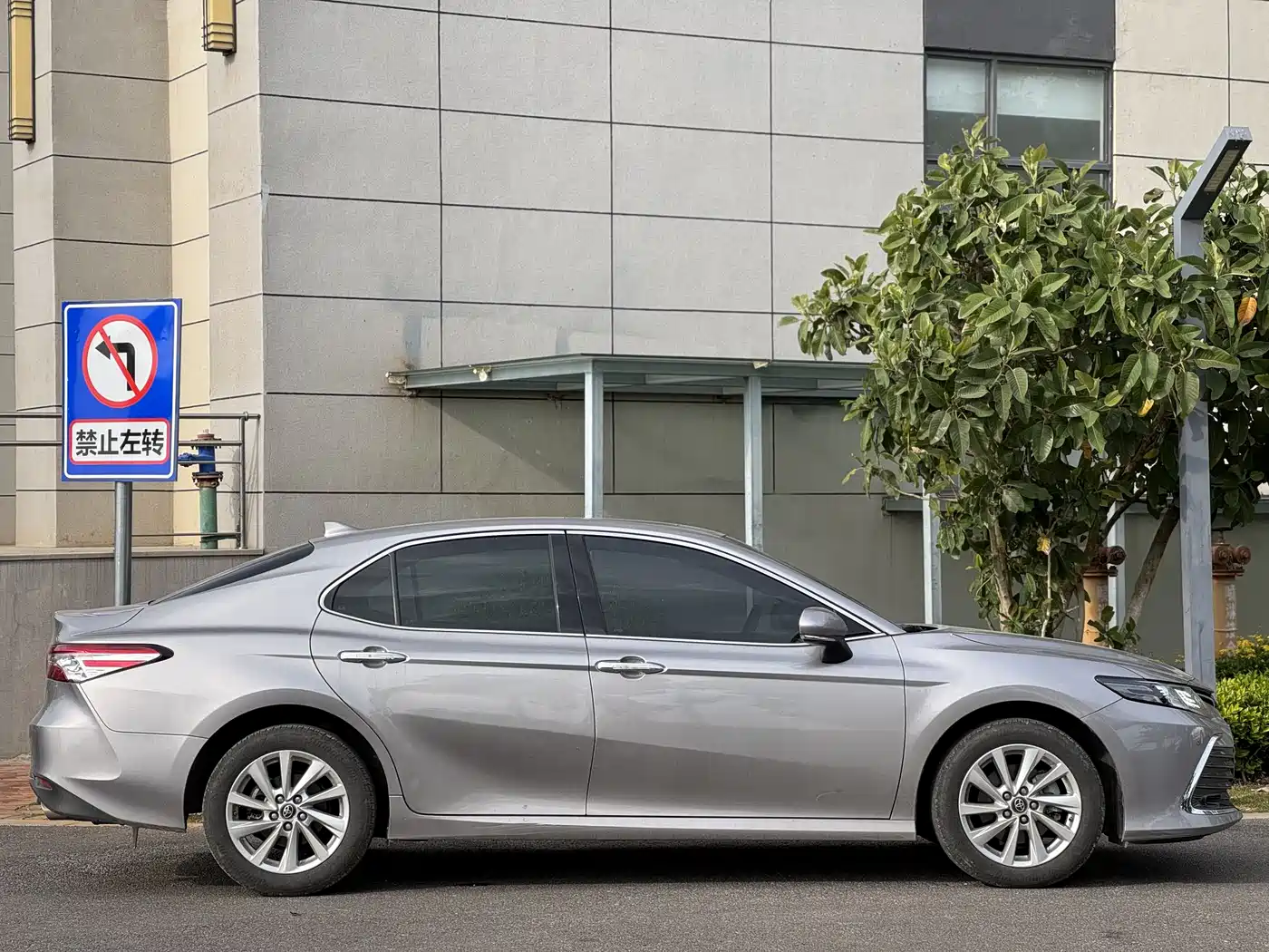 Toyota Camry 2023 2.0G Luxury Edition фото 5