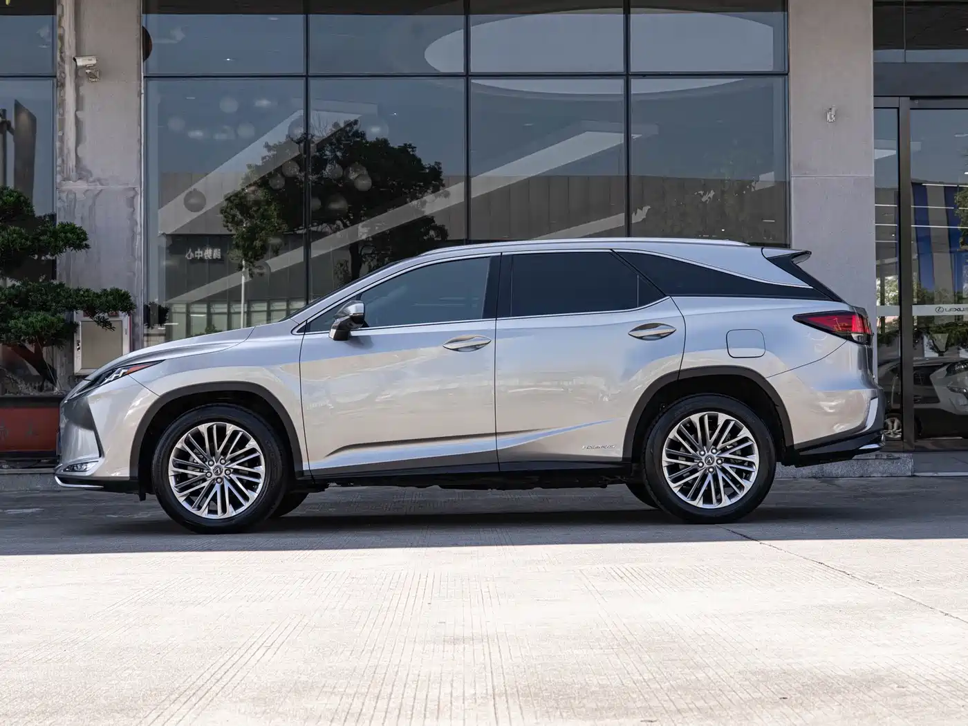 Фото 4 - Lexus RX