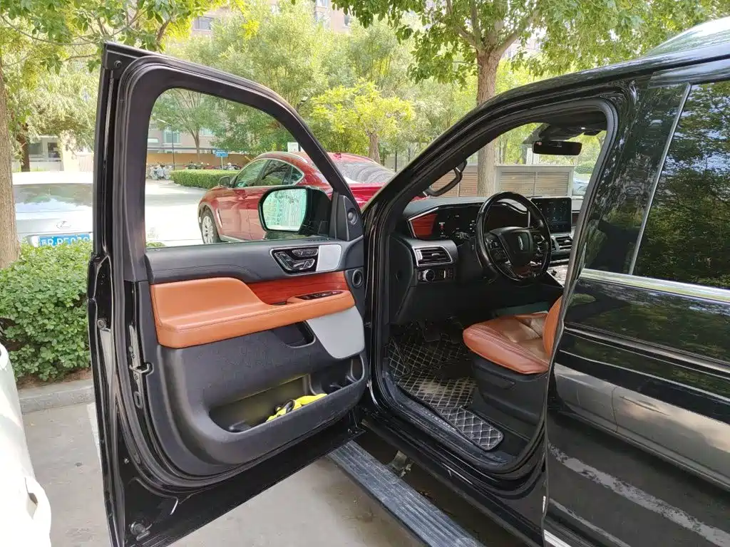 Фото 17 - Lincoln Navigator