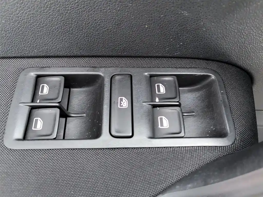 Volkswagen Polo 2018 1.5L Manual Safe Drive фото 9