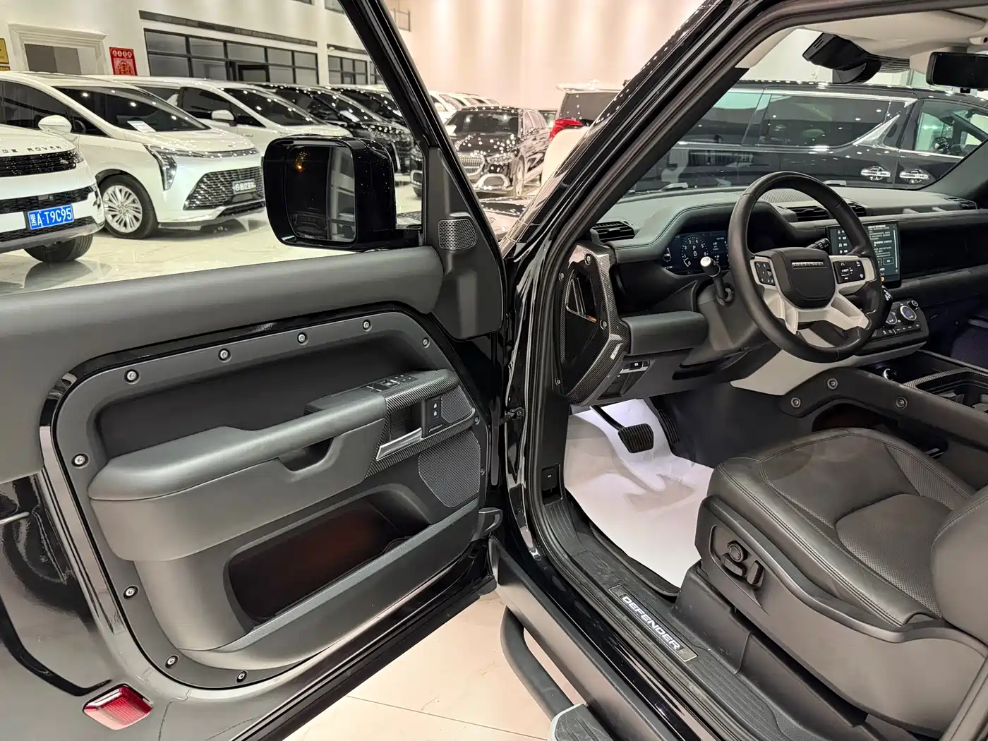 Land Rover Defender 2023 Model 90 3.0T P400 XS фото 6