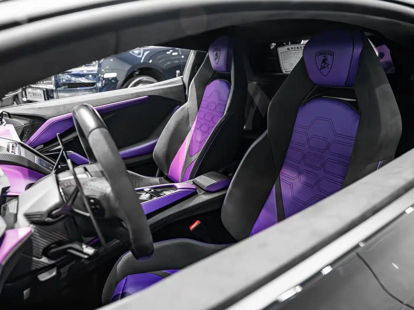 LAMBORGHINI REVUELTO