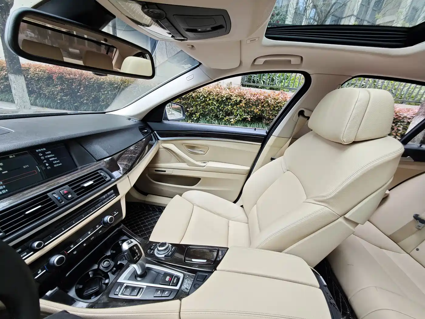 BMW 5 Series (Import) 2012 528i xDrive Luxury Model фото 10