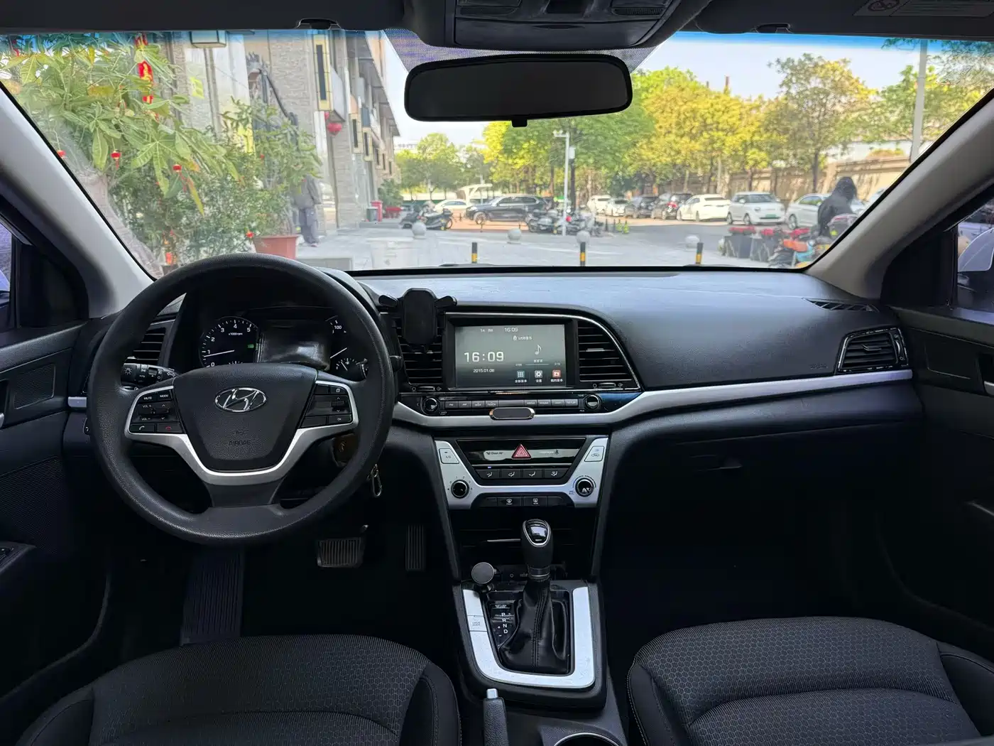 Hyundai Elantra 2018 1.6L Automatic 15th Anniversary Special Edition фото 4