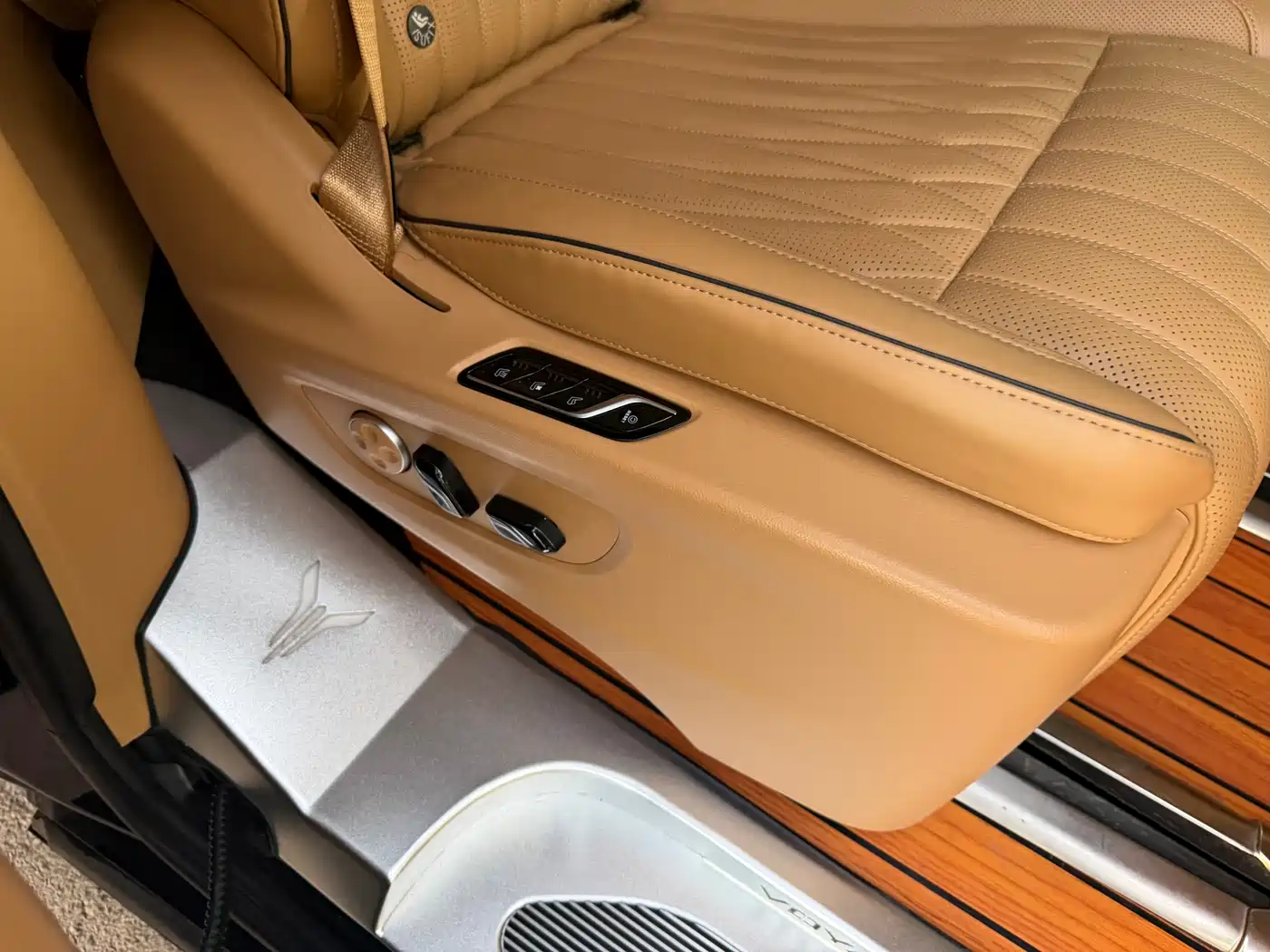 Voyah Auto Voyah Dreamer 2024 PHEV Extended Range Flagship Edition фото 13