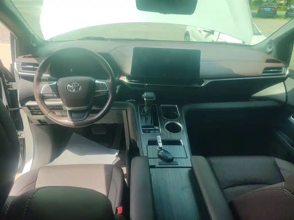 Toyota Sienna 2023 2.5L Hybrid Platinum Edition фото 6