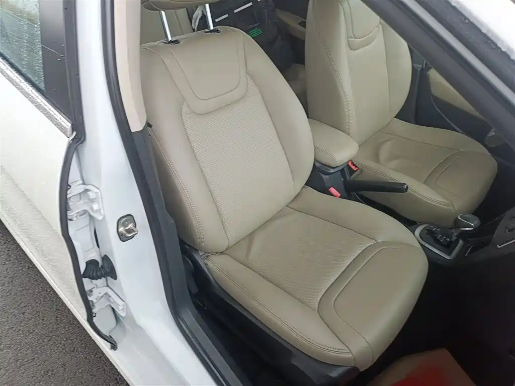 Peugeot 308 2014 Model Joy Edition Classic 1.6L Automatic Superior Style фото 25
