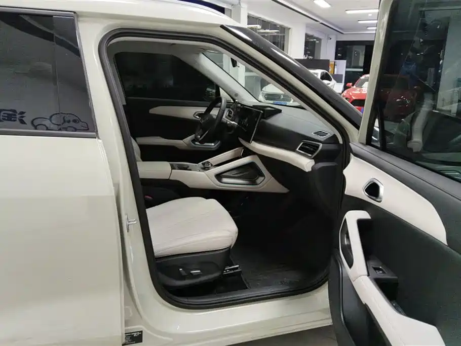 BYD Yuan UP 2024 401KM Surpass Edition фото 8